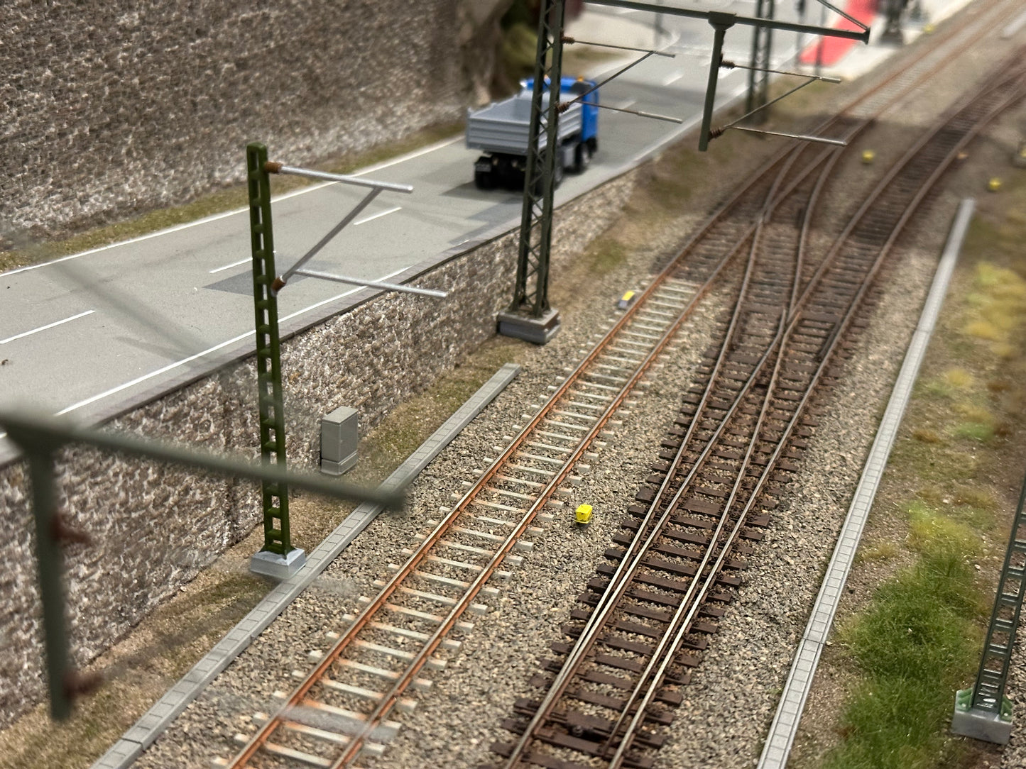 Streckenmast mit Ausleger unbemalt 10 Stück - Oberleitung Bausatz H0 1:87