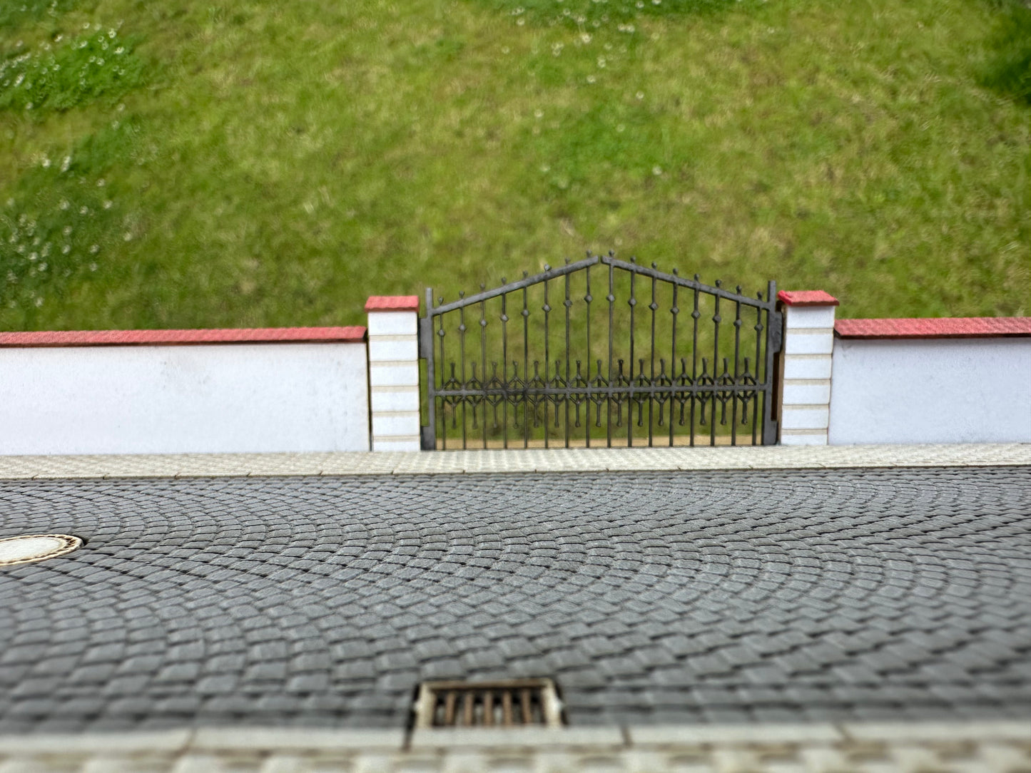 Mauer mit Ziegeldeckung und Metalltor H0 1:87