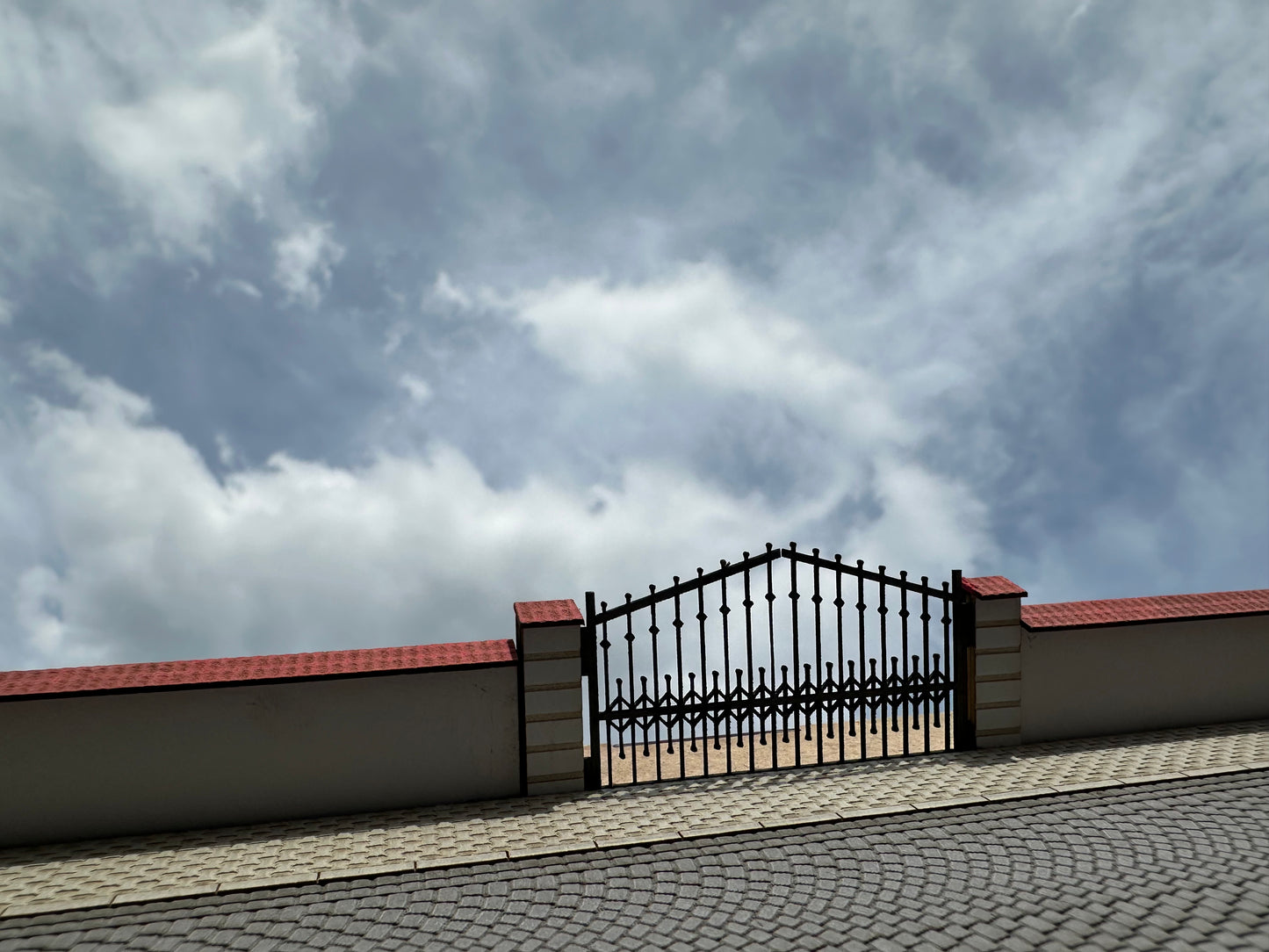 Mauer mit Ziegeldeckung und Metalltor H0 1:87