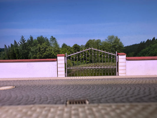 Mauer mit Ziegeldeckung und Metalltor H0 1:87