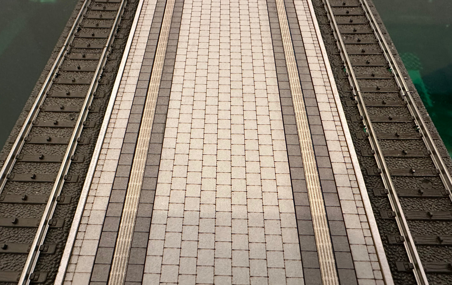 Mittelbahnsteig Epoche 6 H0 1:87 - Modul 1 | Passend für C-Gleis