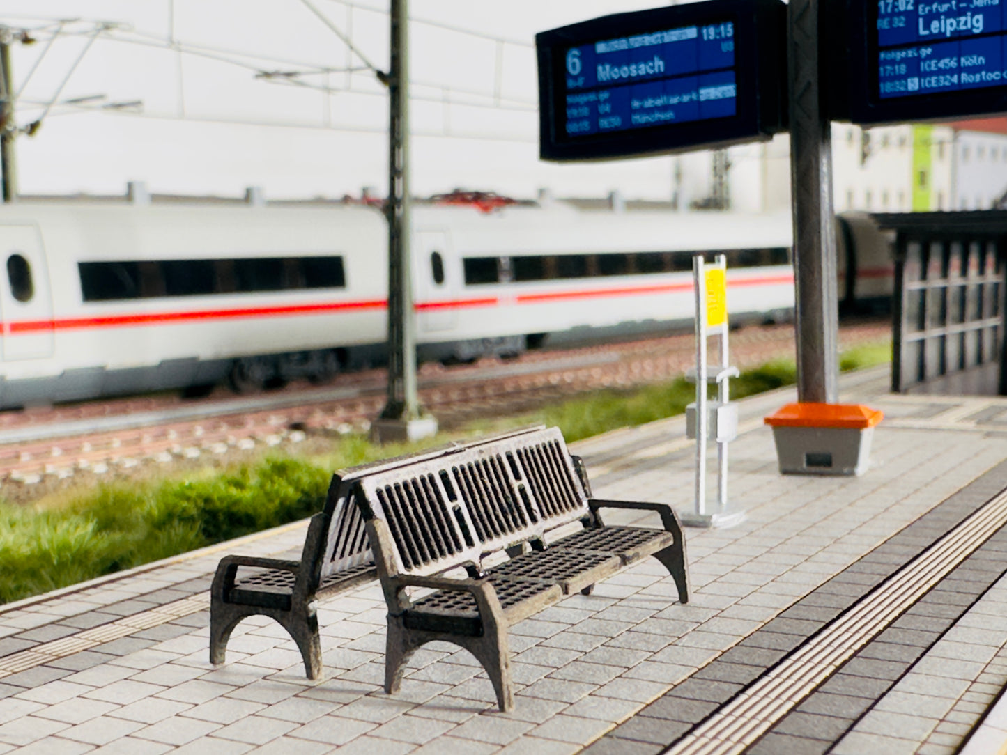 Mittelbahnsteig Epoche 6 H0 1:87 - Modul 1 | Passend für C-Gleis