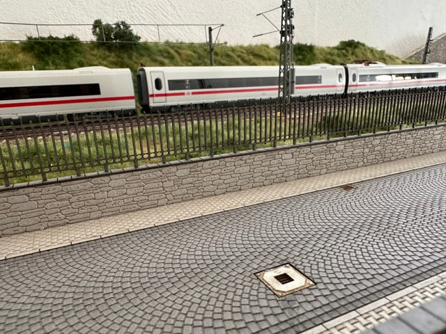 Pflastersteinstraße mit Gehwegen Gullis und Mauer - Minidiorama 1:87