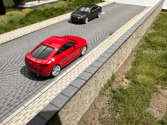 Pflastersteinstraße mit Gehwegen Gullis und Mauer - Minidiorama 1:87