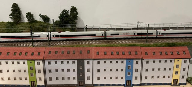 Mehrfamilienhaus in Reliefbauweise - Bausatz H0