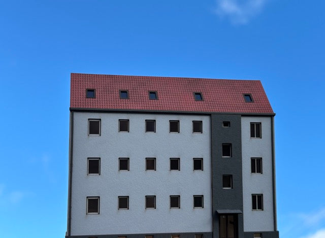 Mehrfamilienhaus in Reliefbauweise - Bausatz H0