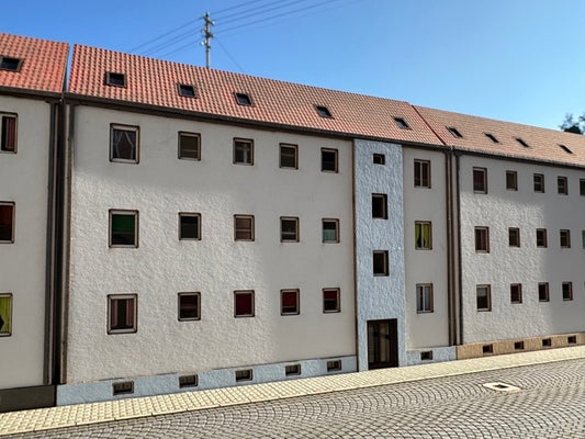 Mehrfamilienhaus in Reliefbauweise 3er Set - Bausatz H0