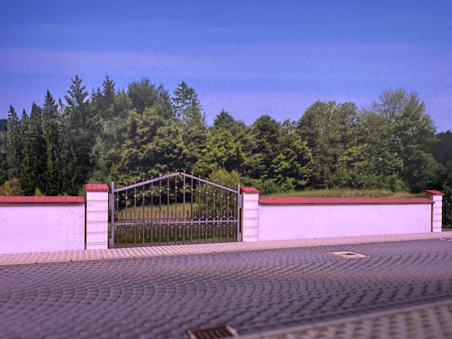 Mauer mit Ziegeldeckung und Metalltor H0 1:87