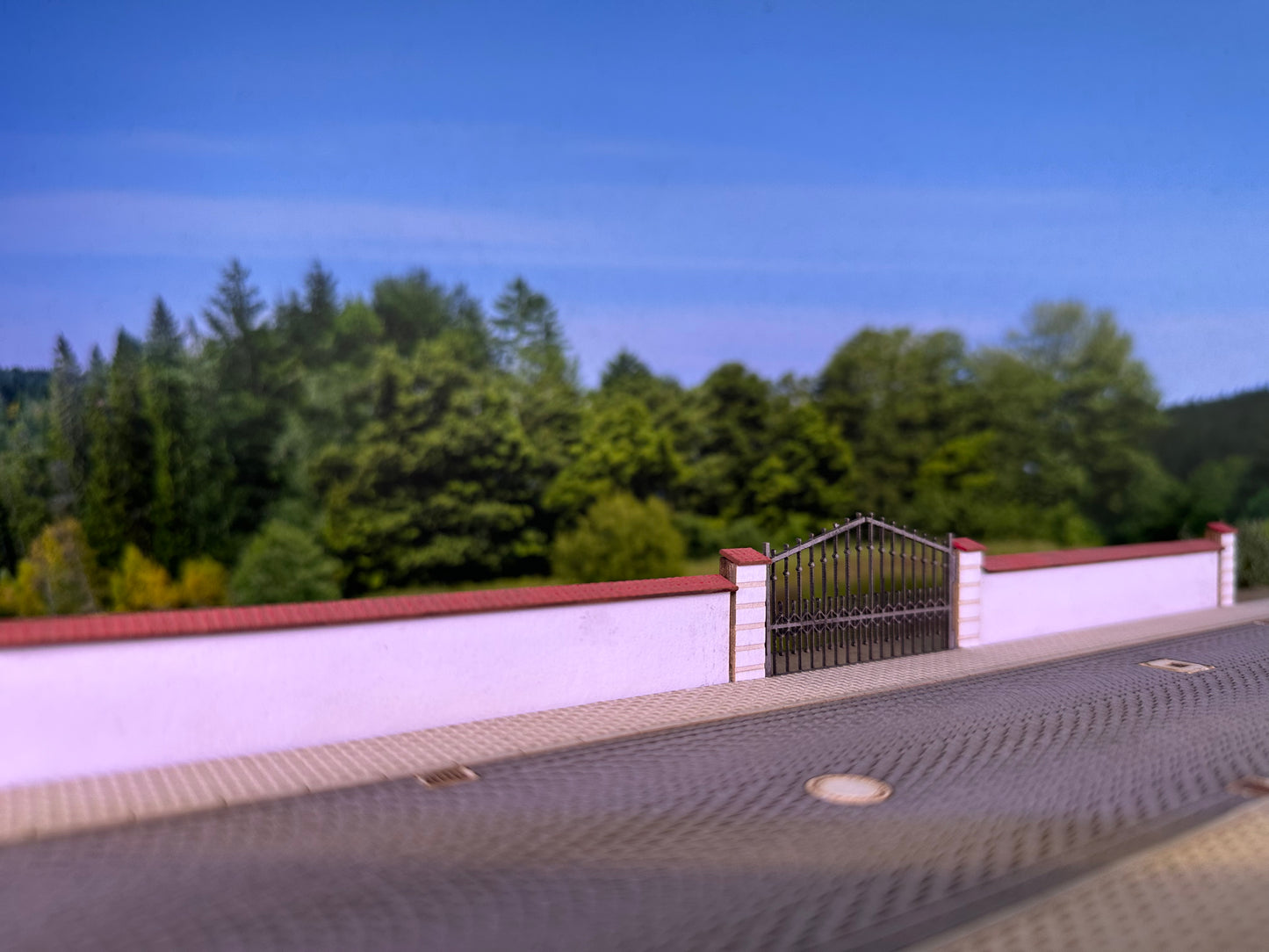 Mauer mit Ziegeldeckung und Metalltor H0 1:87