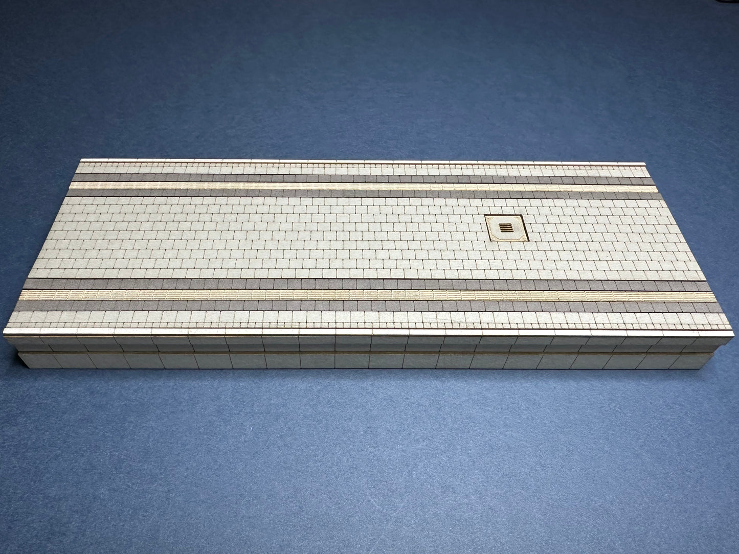 Mittelbahnsteig Epoche 6 H0 1:87 - Modul 2 mit Gulli | Passend für C-Gleis