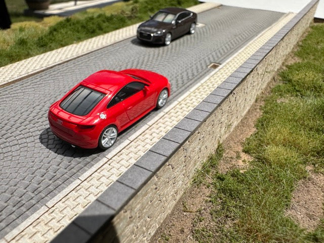 Pflastersteinstraße mit Gehwegen Gullis und Mauer - Minidiorama 1:87