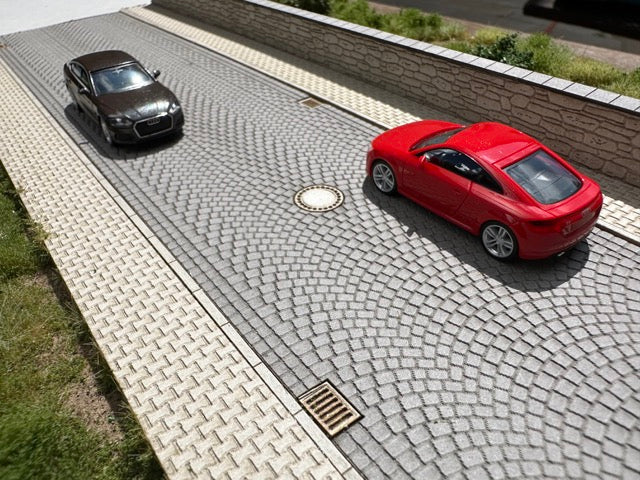 Pflastersteinstraße mit Gehwegen Gullis und Mauer - Minidiorama 1:87