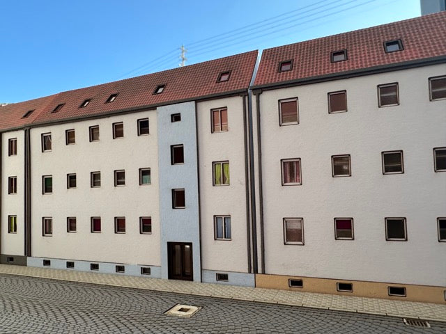 Mehrfamilienhaus in Reliefbauweise 3er Set - Bausatz H0