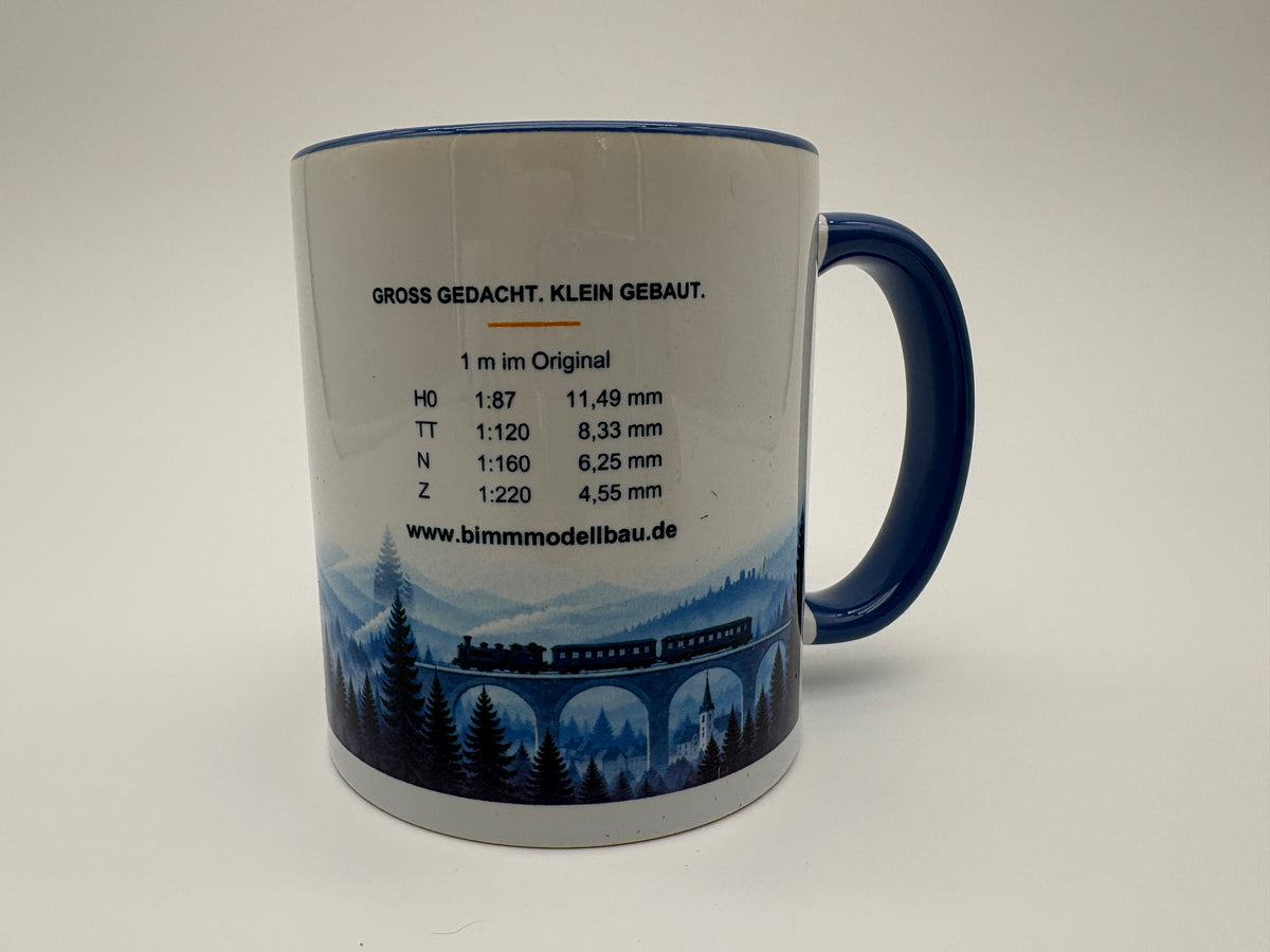BIMM Modellbau Sammeltasse Blau – Rückseite mit Eisenbahnmotiv und Maßstabstabelle