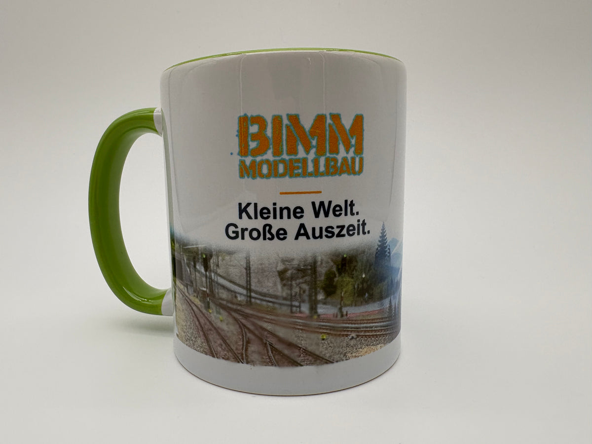 BIMM Modellbau Sammeltasse Grün – Vorderseite mit Logo und Modellbahnmotiv