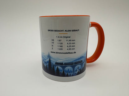 BIMM Modellbau Sammeltasse Orange – Rückseite mit Eisenbahnmotiv und Maßstabstabelle